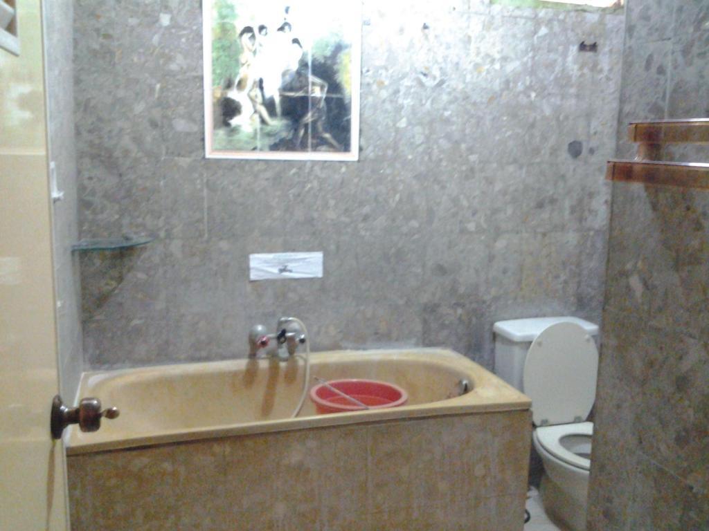 Villa And Resto Basanova Batu  Rom bilde