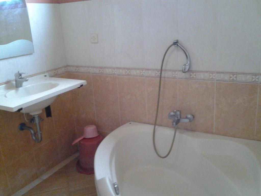 Villa And Resto Basanova Batu  Rom bilde